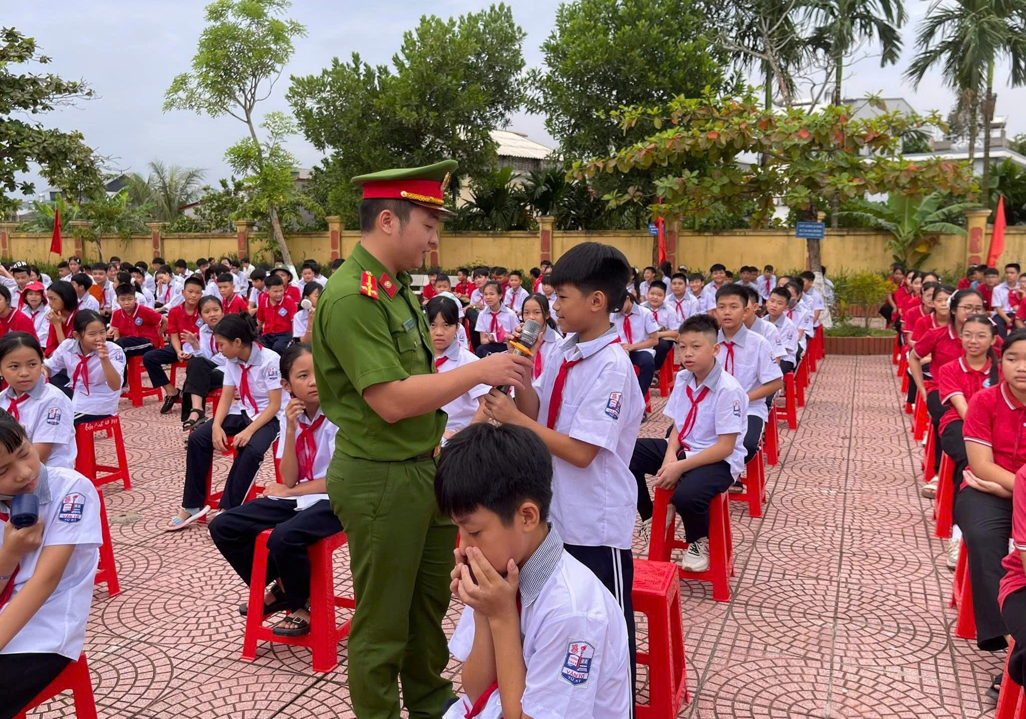 Công an xã Chí Minh phối hợp tổ chức  Lễ phát động Tháng an toàn đến trường tại trường THCS Văn Tố, THCS An Thanh